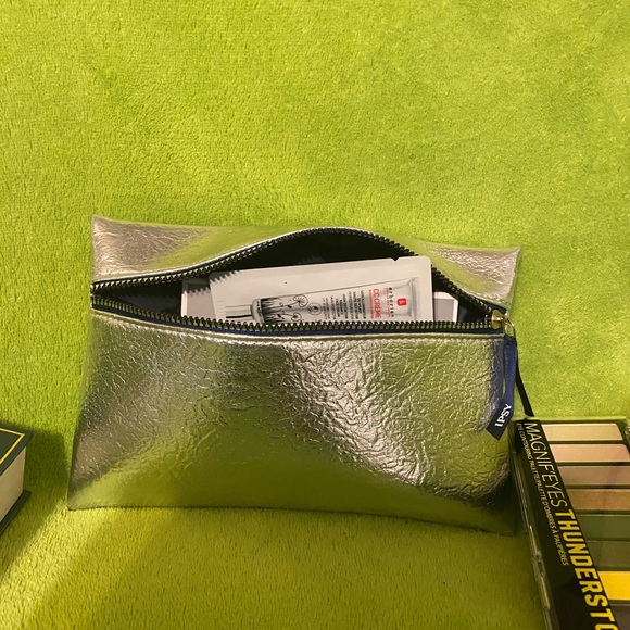 Mystery bundle makeup set - Picture 3 of 3